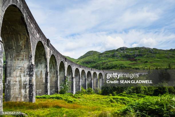 glenfinnan viaduct in the scottish highlands - glenfinnan viaduct stockfoto's en -beelden