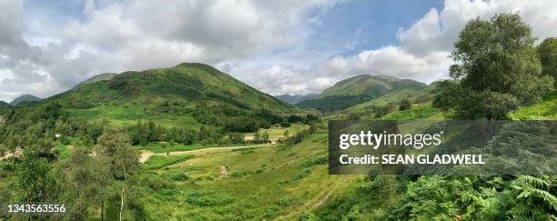 glenfinnan viaduct in scotland uk - glenfinnan viaduct stockfoto's en -beelden