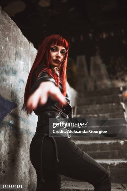 mujer goda pidiéndote que tomes su mano y subas la escalera - mujer seductora fotografías e imágenes de stock