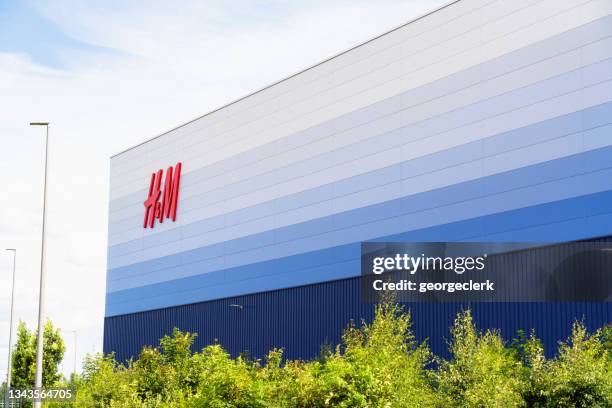 h&m distribution centre - modern essentials by h&m stockfoto's en -beelden