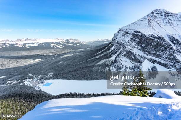 scenic view of snowcapped mountains against sky,lake louise,alberta,canada - louise dorsey 個照片及圖片檔