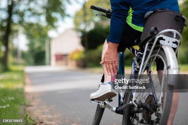 verletzung beim radfahren - fahrrad fahren alte leute beine stock-fotos und bilder