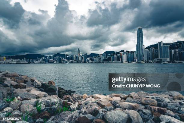 hong kong cityscape and dramatic sky - tyfoon stockfoto's en -beelden