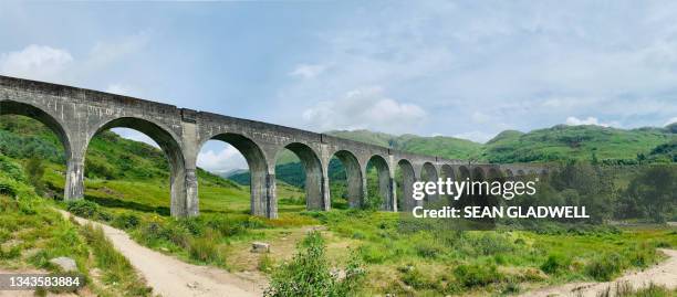 panorama of glenfinnan viaduct - glenfinnan viaduct stockfoto's en -beelden