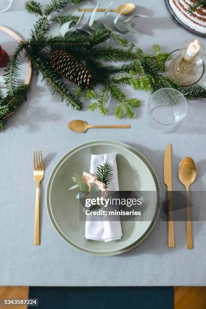 new year's eve preparations: top view of elegant christmas table setting - christmas flatlay stock pictures, royalty-free photos & images