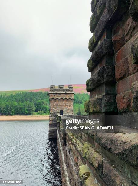 dam wall derwent reservoir - derwent reservoir stock pictures, royalty-free photos & images