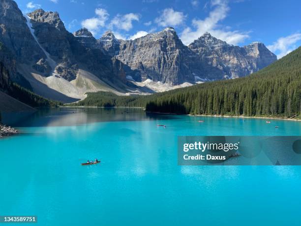 lago morenico con canoe - morena foto e immagini stock