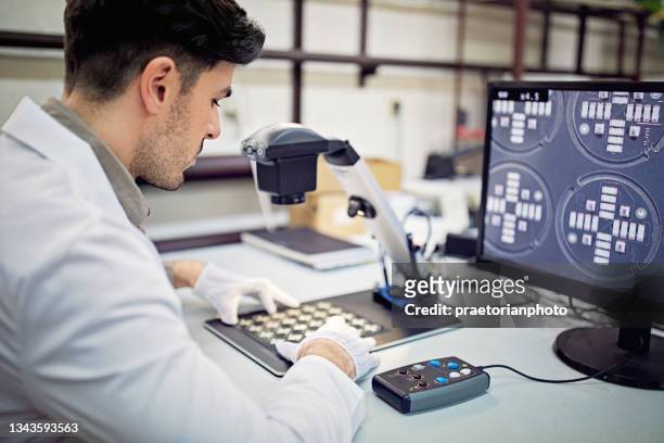 man is working in circuit board factory - nanotechnology stockfoto's en -beelden
