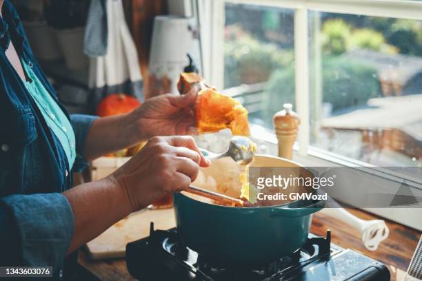 kürbissuppe mit speck und thymian zubereiten - pumpkin soup stock-fotos und bilder