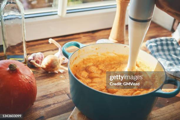 zubereitung der kürbissuppe mit speck und thymian - squash seeds stock-fotos und bilder