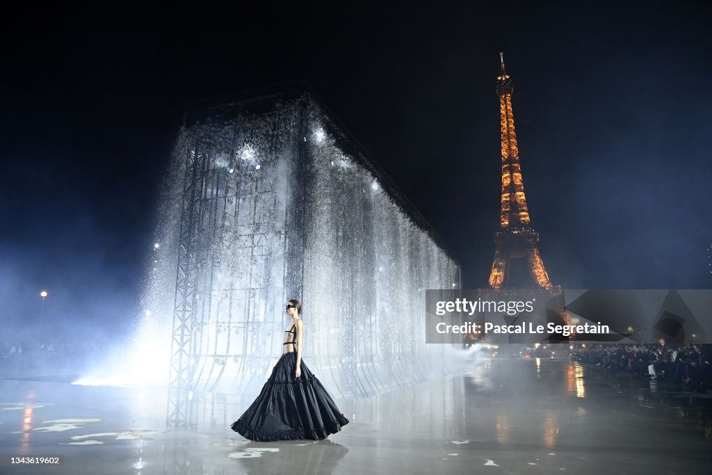 Saint Laurent : Runway - Paris Fashion Week - Womenswear Spring Summer 2022