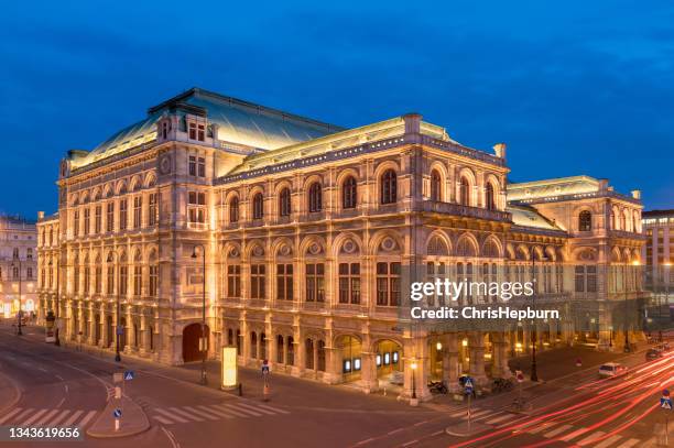 vienna state opera house at dusk, austria, europe - opera stockfoto's en -beelden
