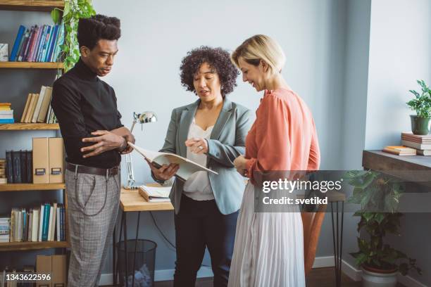 meeting with book publisher - editor imagens e fotografias de stock