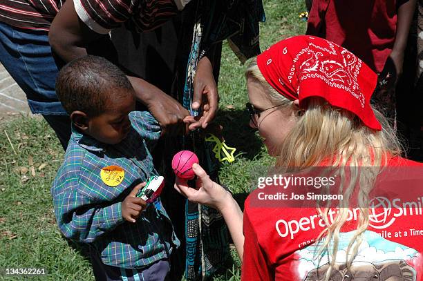 Jessica Simpson with the children of "Operation Smile"