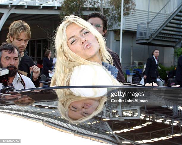 Anna Nicole Smith, Larry Birkhead during 2005 MTV Australia Video Music Awards - Anna Nicole Smith Arrives at Sydney International Airport at Sydney...