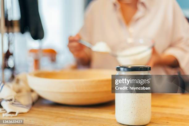 nahaufnahme von sauerteig-starter im glas auf der theke - lactobacillus stock-fotos und bilder