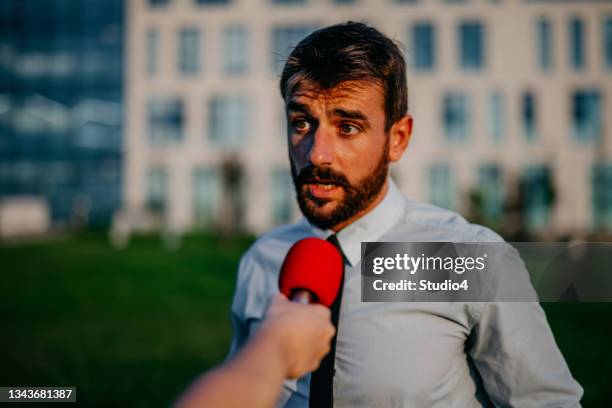 lawyer giving an interview after a court trial - entrevista dos meios de comunicação social imagens e fotografias de stock