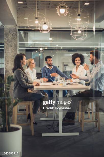 des collègues d’affaires parlent de nouveaux plans pour une réunion au bureau. - business talk petite phrase photos et images de collection