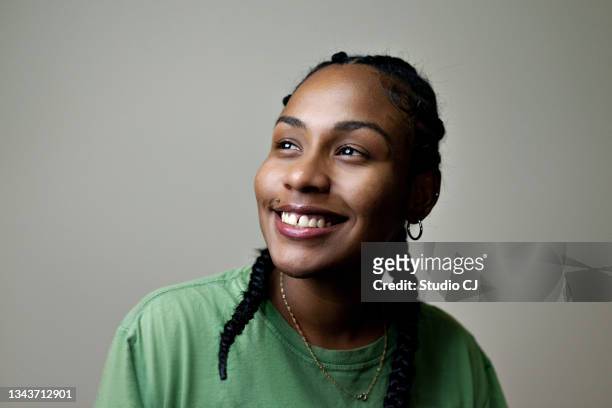 porträt einer jungen lächelnden frau mit zöpfen im haar. - brasilianerinnen stock-fotos und bilder
