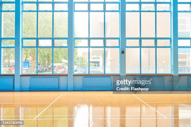 empty sports hall - basketball floor stockfoto's en -beelden