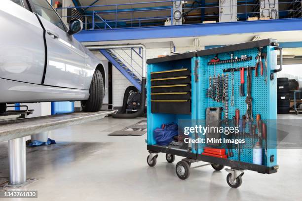 garage with tool cart. - auto werkstatt stock-fotos und bilder