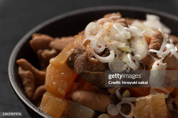 simmered giblets - sudderen stockfoto's en -beelden