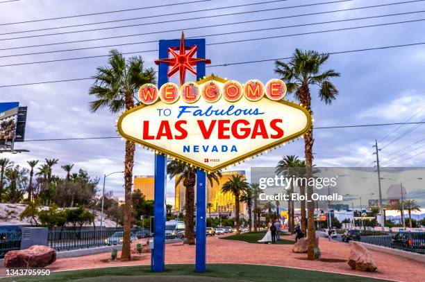 welcome to fabulous las vegas sign  at sunset - couple placard stock pictures, royalty-free photos & images