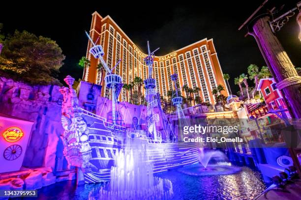 treasure island hotel and casino resort at night - las vegas pool stock pictures, royalty-free photos & images