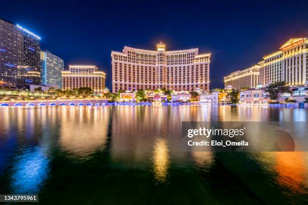 bellagio + cosmopolitan + caesars palace at night - las vegas - caesars palace imagens e fotografias de stock