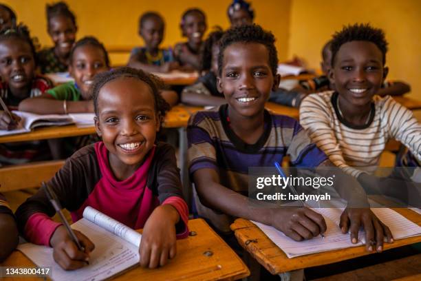 afrikanische kinder im englischunterricht, südäthiopien, ostafrika - african school kids stock-fotos und bilder