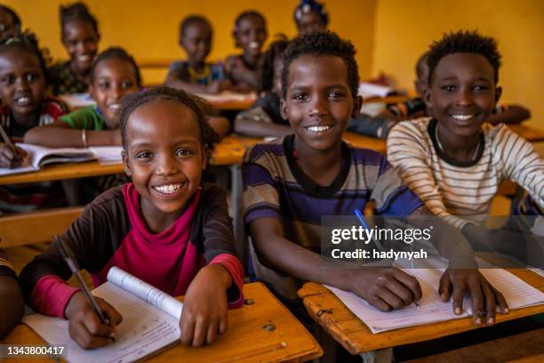 bambini africani durante le lezioni di inglese, etiopia meridionale, africa orientale - school boy girl foto e immagini stock