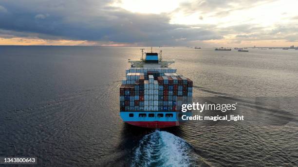 luftaufnahme des frachtschiffes mit frachtcontainern. - hamburger hafen stock-fotos und bilder