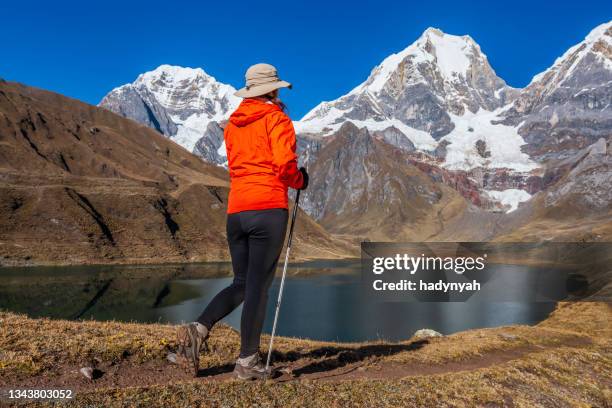 joven trekking en los andes peruanos, monte yerupaja al fondo - paisajes de peru fotografías e imágenes de stock