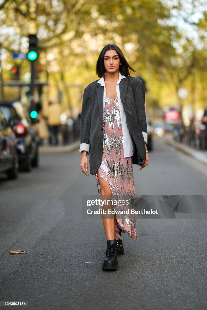 Street Style : Day Two - Paris Fashion Week - Womenswear Spring Summer 2022