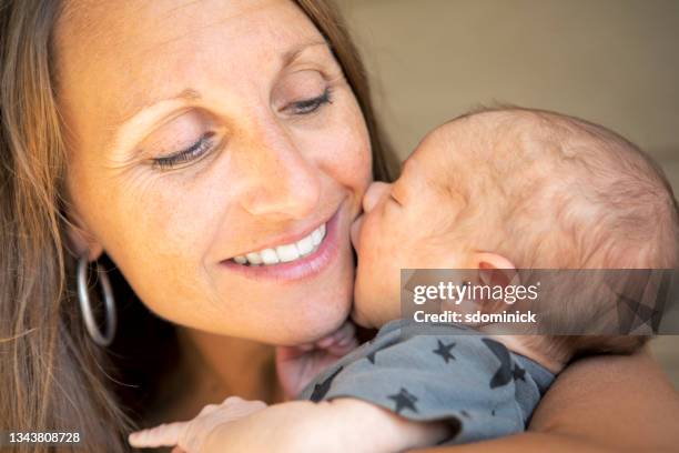 madre e hijo pequeño momento precioso - maman fotografías e imágenes de stock