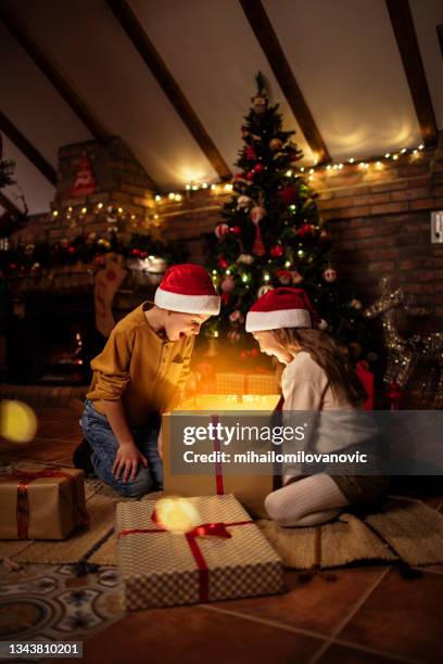 tan emocionado como puede ser - christmas gift fotografías e imágenes de stock