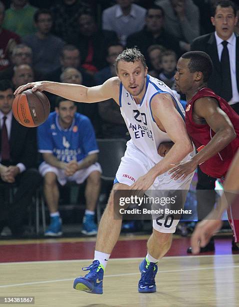 Dusko Savanovic, #20 of Anadolu Efes in action during the 2011-2012 Turkish Airlines Euroleague Regular Season Game Day 7 between Belgacom Spirou v...