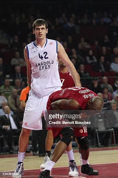 Andre Riddick, #10 of Belgacom Spirou Basket competes with Stanko Barac, #42 of Anadolu Efes during the 2011-2012 Turkish Airlines Euroleague Regular...