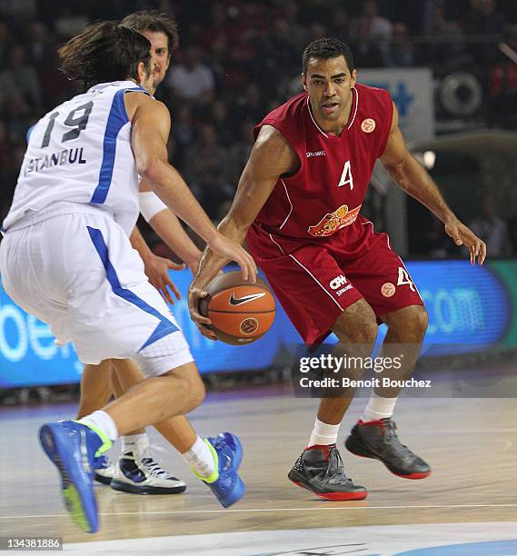 Chris Hill, #4 of Belgacom Spirou Basket competes with Sasha Vujacic, #19 of Anadolu Efes during the 2011-2012 Turkish Airlines Euroleague Regular...