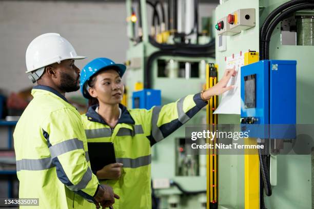 root cause analysis & manufacturing troubleshooting. diversity of production control engineers are discussing a process control plan used to define the control product item in each production process step. - work gender equality stock-fotos und bilder