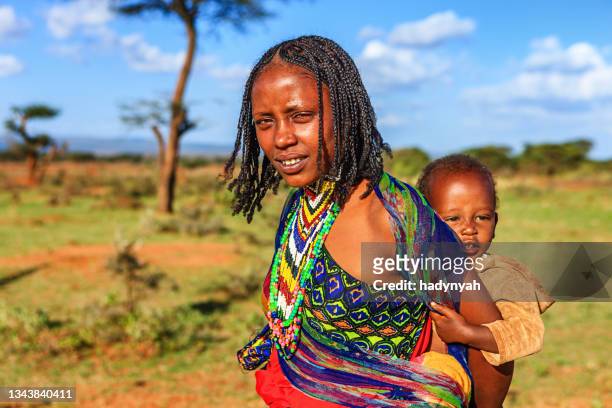 ボラーナ族の女性が赤ちゃんを抱き、エチオピア、アフリカ - アフリカ 原住民 ストックフォトと画像
