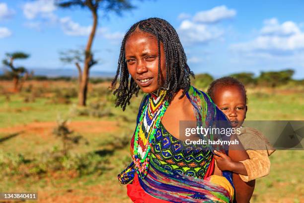 woman from borana tribe carrying her baby, ethiopia, africa - povo etíope imagens e fotografias de stock