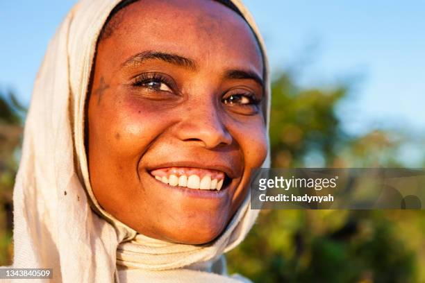 porträt einer afrikanischen frau, ostafrika - äthiopischer abstammung stock-fotos und bilder