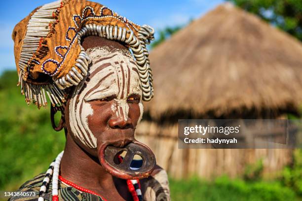 porträt einer frau aus dem stamm der mursi, äthiopien, afrika - mursi tribe stock-fotos und bilder