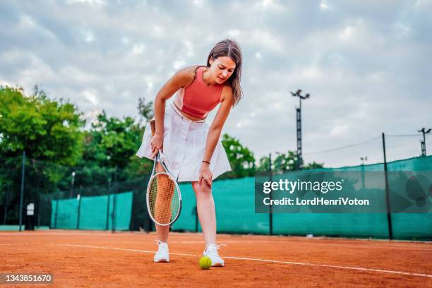 tennis player suffering from knee pain - female knee pain stockfoto's en -beelden