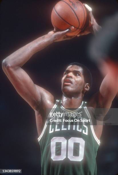 Robert Parish of the Boston Celtics shoots a foul shot against the Washington Bullets during an NBA basketball game circa 1982 at the Capital Centre...