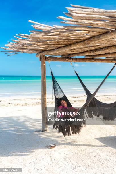 tiempo de hamaca en la playa, isla holbox, méxico - isla holbox fotografías e imágenes de stock