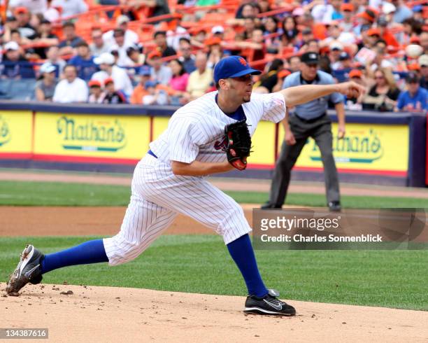New York Mets pitcher Oliver Perez pitches from the stretch during the Major League Baseball game against the Arizona Diamonbacks on June 3, 2007 at...