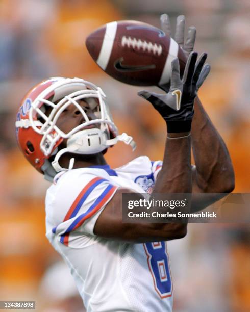 Florida wide receiver Percy Harvin catches a pass in practice before the game against Tennesse on September 16, 2006 at Neyland Stadium in Knoxville,...