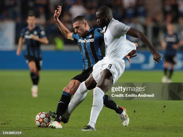 Wilfried Kanga of BSC Young Boys competes for the ball with Merih Demiral of Atalanta BC during the UEFA Champions League group F match between...